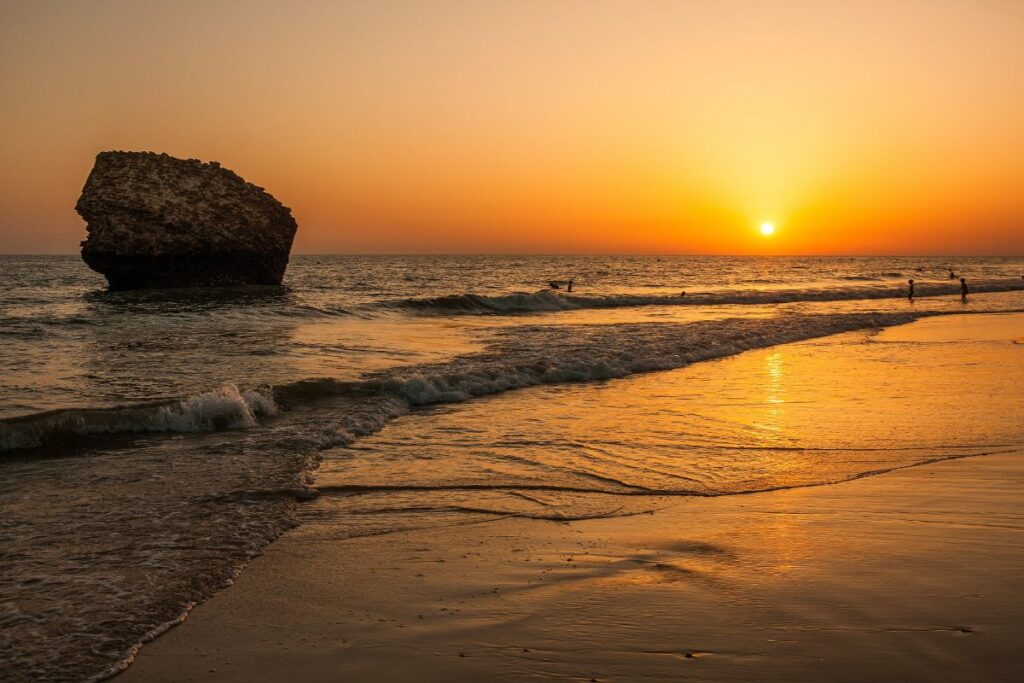 Tapón de la playa de Matalascañas al atardecer