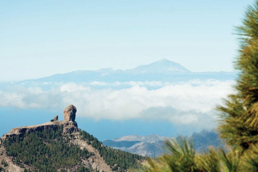 Roque Nublo en Gran Canaria con el Teide de fondo