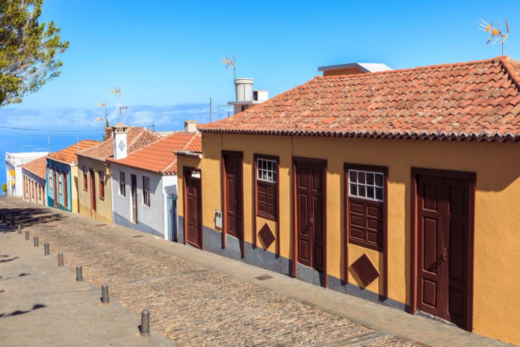 Calle empedrada con casas de colores en Tijarafe, La Palma