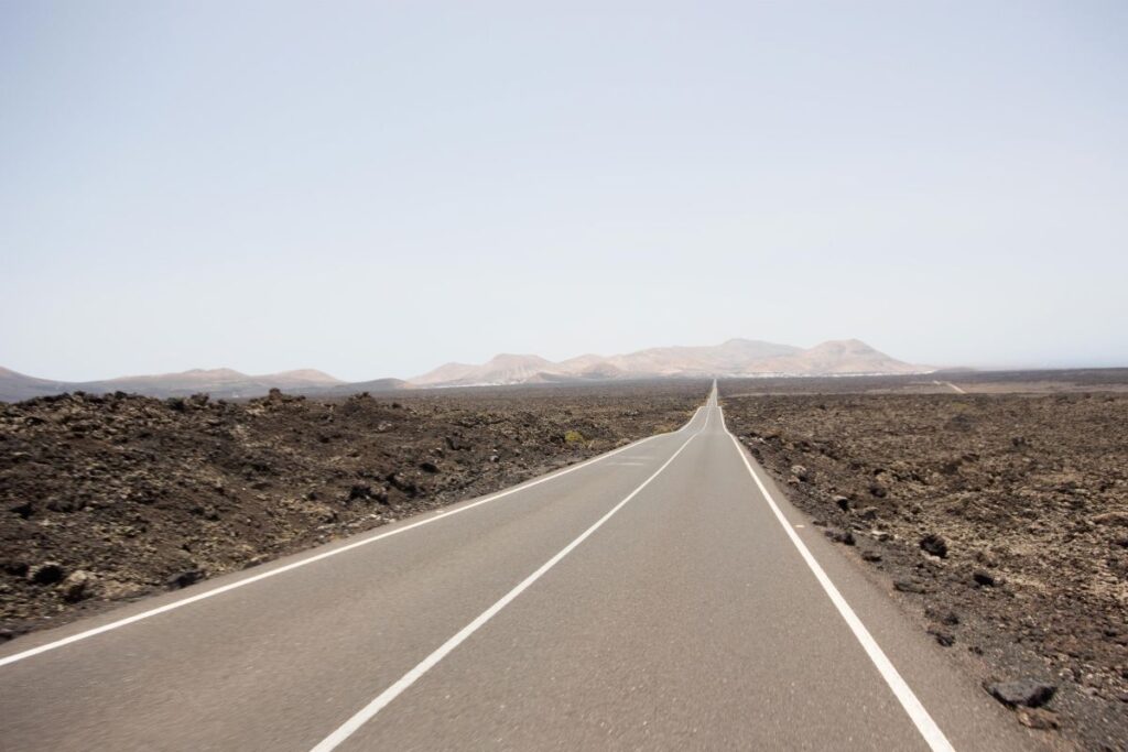 Carretera cruzando el malpaís de Timanfaya
