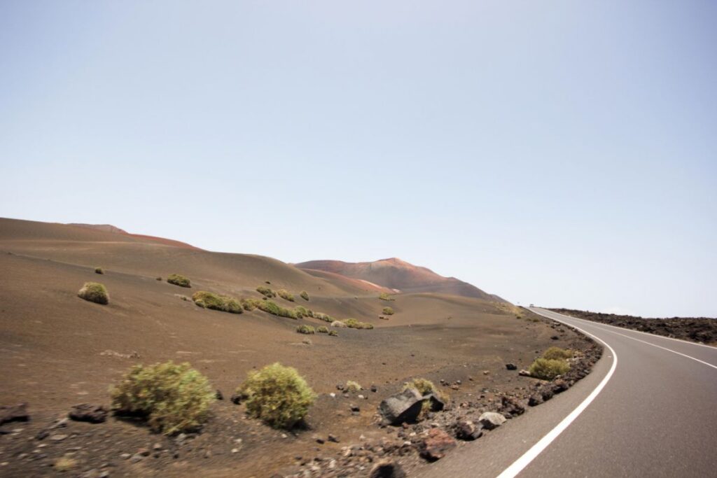 Carretera bordeando el paisaje de Timanfaya