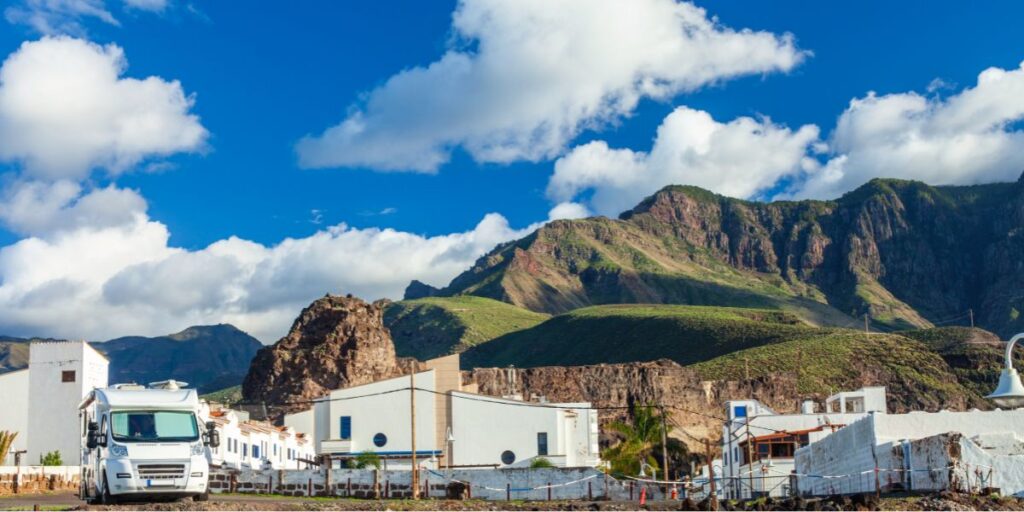 Casas blancas en el pueblo de Agaete