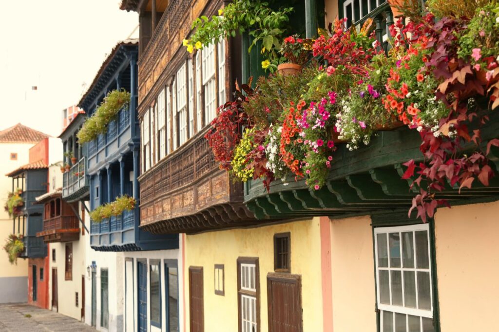 Balcones con flores en Santa Cruz de La Palma frente a la playa