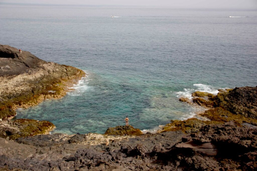 Charco en costa de Canarias con una persona observando el horizonte