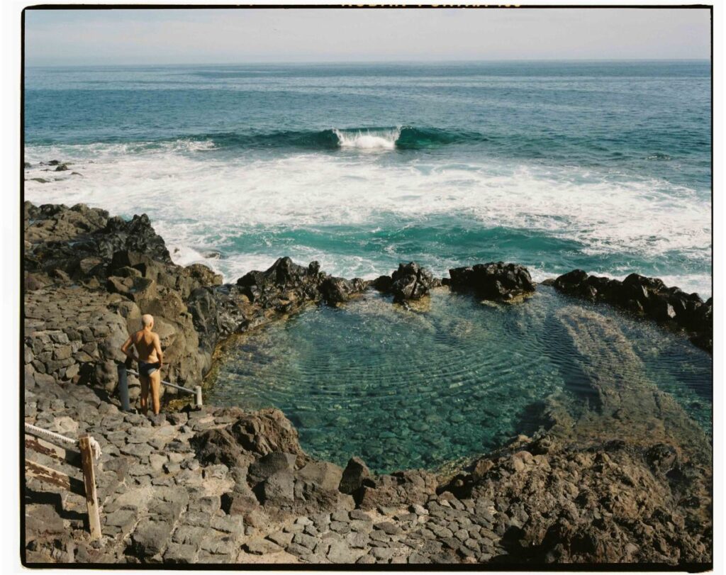 Hombre observando un charco en Los Silos, Tenerife