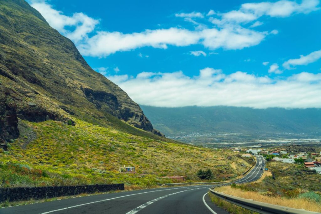 Carretera vacía que discurre por un paisaje de la isla de El Hierro