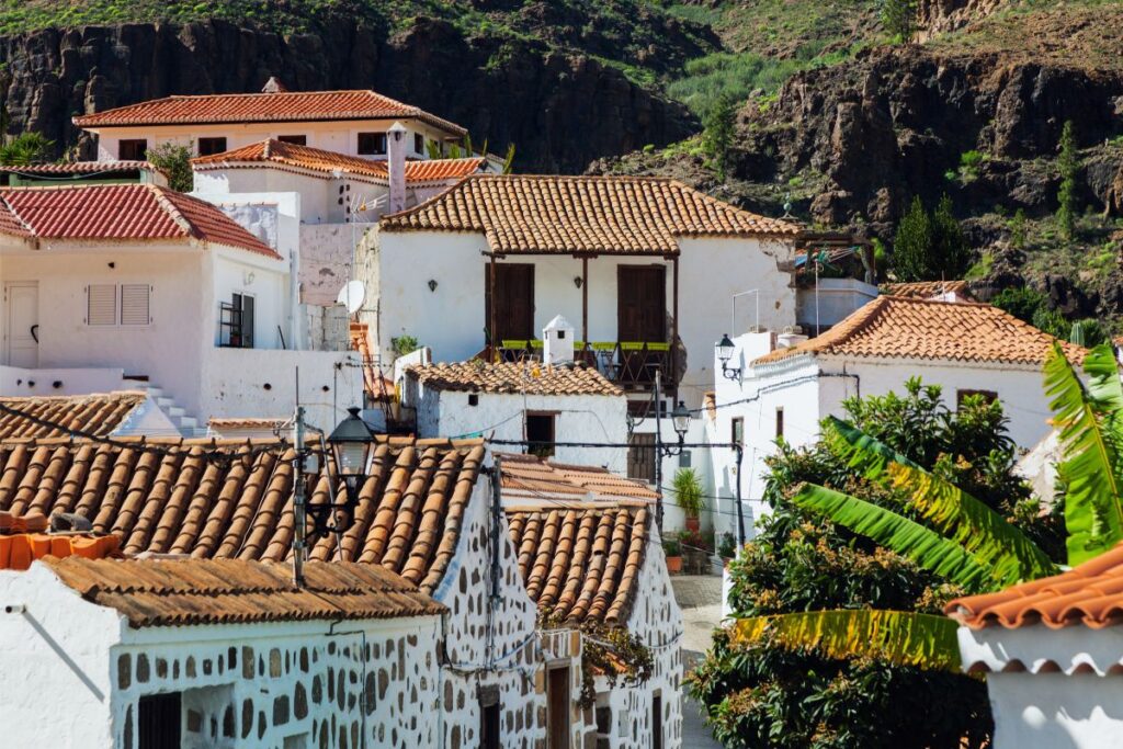 Casas canarias de fachada blanca en el pueblo de Fataga