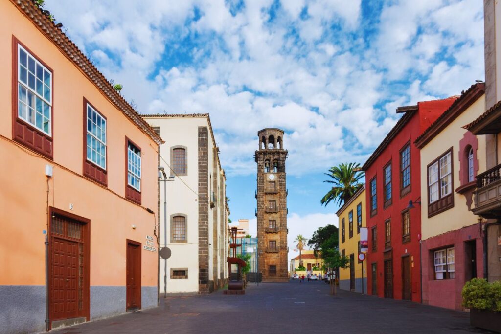 Plaza de la Concepción con vistas hacia el campanario de la Concepción en San Cristóbal de La Laguna
