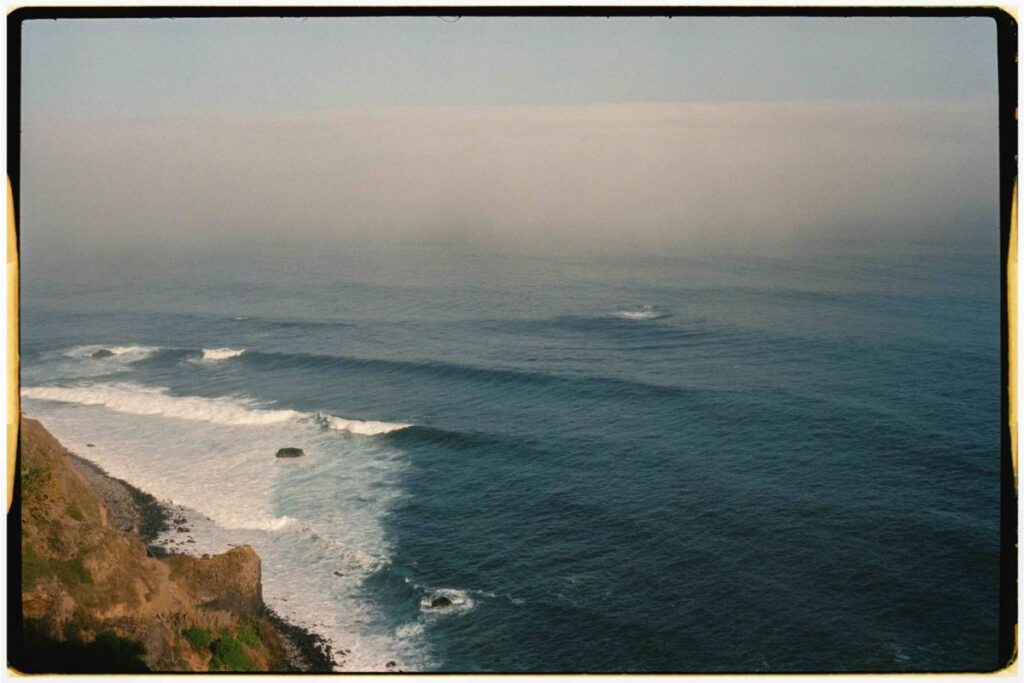 Vista del mar en Canarias desde lo alto de un acantilado