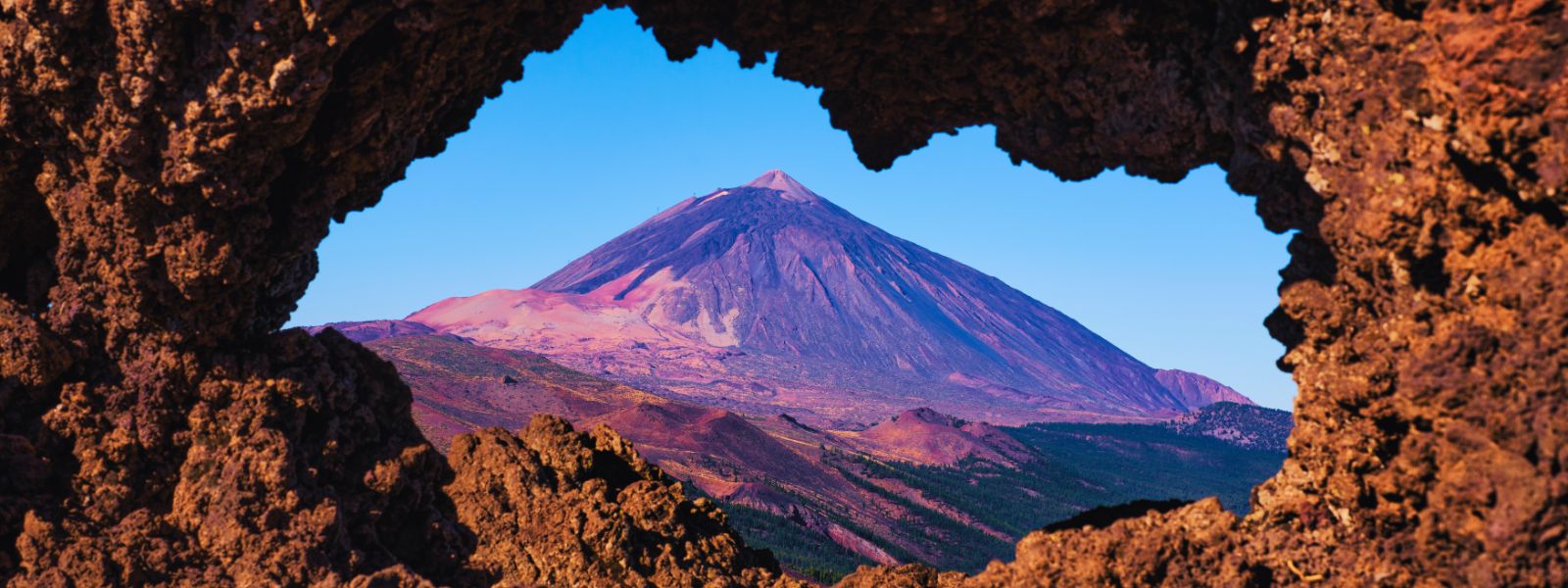 Vista de El Teide a través de un agujero en la roca