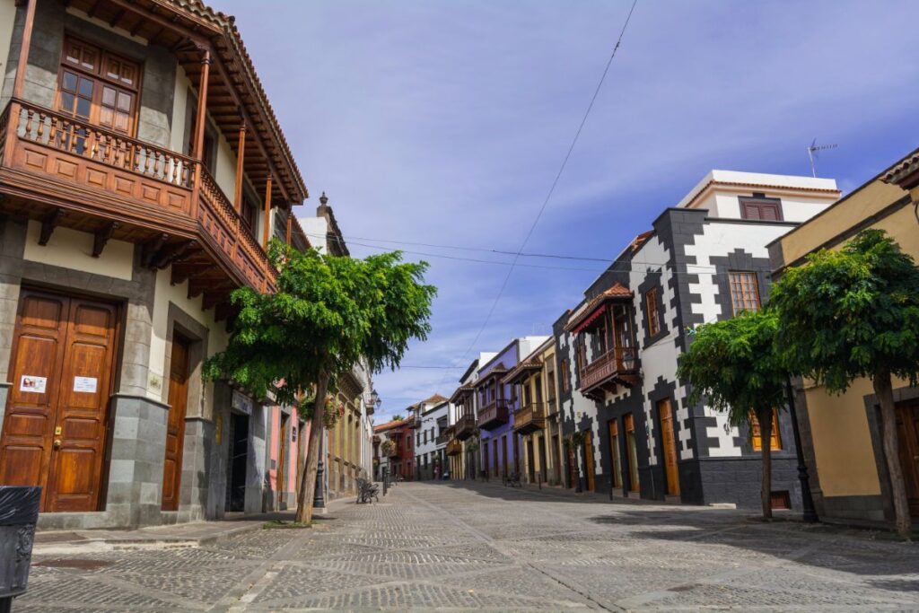 Calle tradicional en el pueblo de Teror