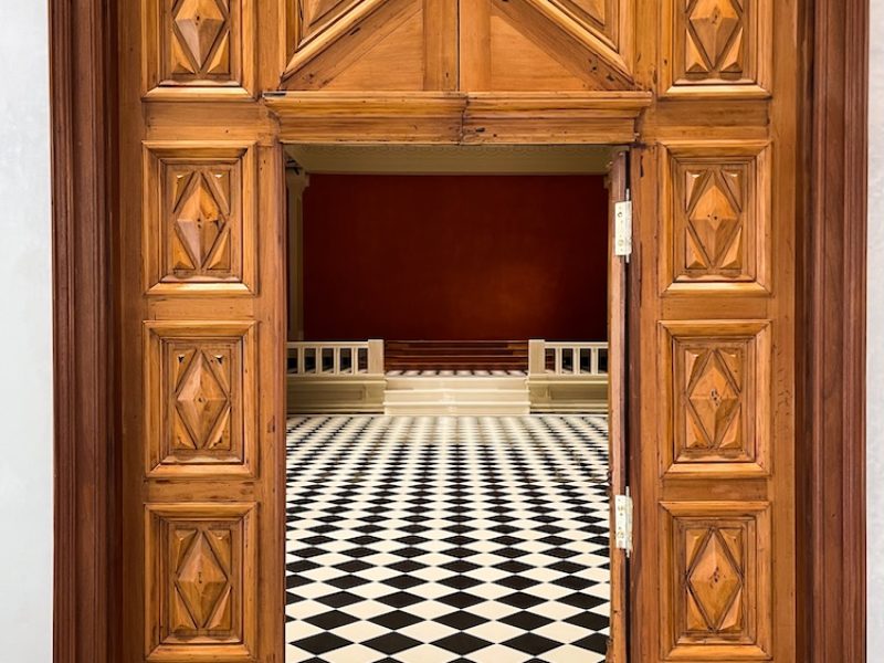 Vista frontal del Templo Masónico de Santa Cruz de Tenerife con columnas y esfinges sobre la entrada.